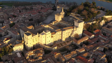 Nahe-Luftaufnahme-Des-Papstpalastes-Avignon-Sonnenaufgang-Goldene-Stunde-Frankreich